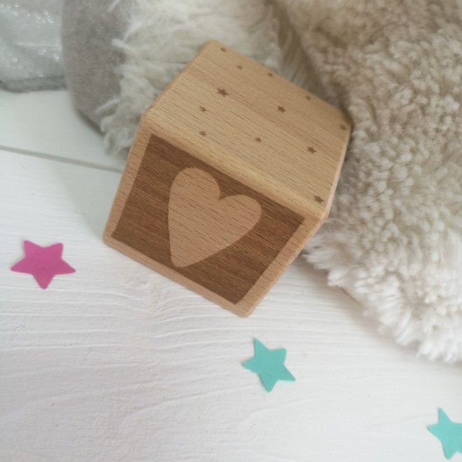 1 Cube en bois coeur